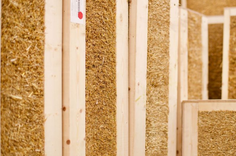 Fire protection of straw-insulated panels
